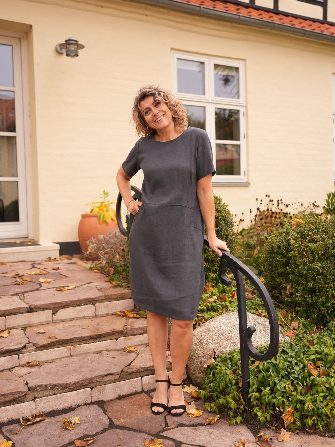 Kjole “Søndervig” med lommer og hornknapper bag Stålblå