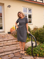 Kjole “Søndervig” med lommer og hornknapper bag Stålblå