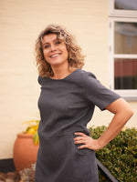 Kjole “Søndervig” med lommer og hornknapper bag Stålblå