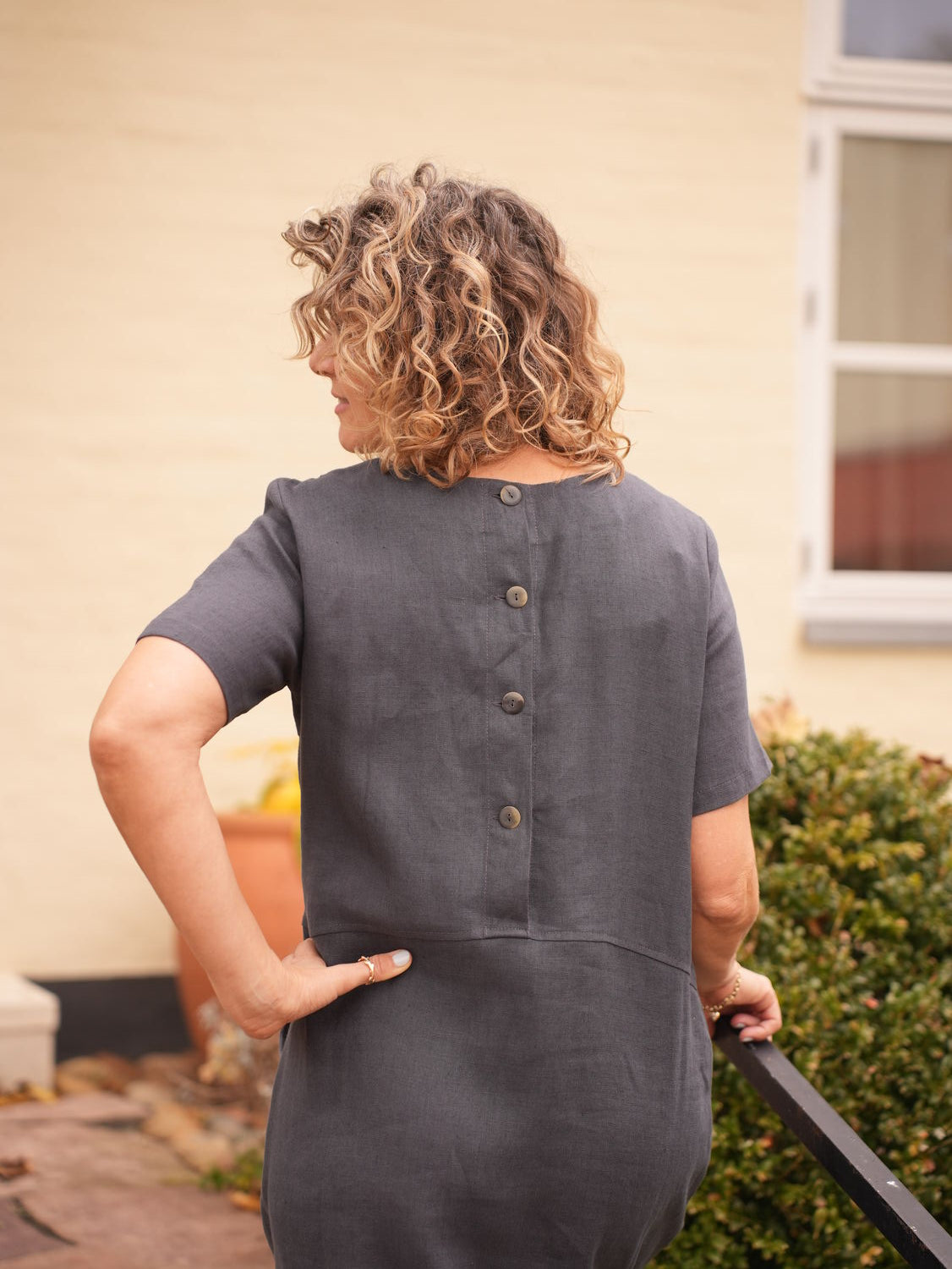 Kjole “Søndervig” med lommer og hornknapper bag Stålblå